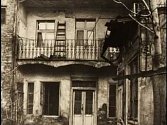 Dům na Hrázi – Dům na Hrázi byl postaven v roce 1888 a bydlel tady mimo jiné také spisovatel Bohumil Hrabal. V roce 1988 byl zbořen v souvislosti s výstavbou metra.