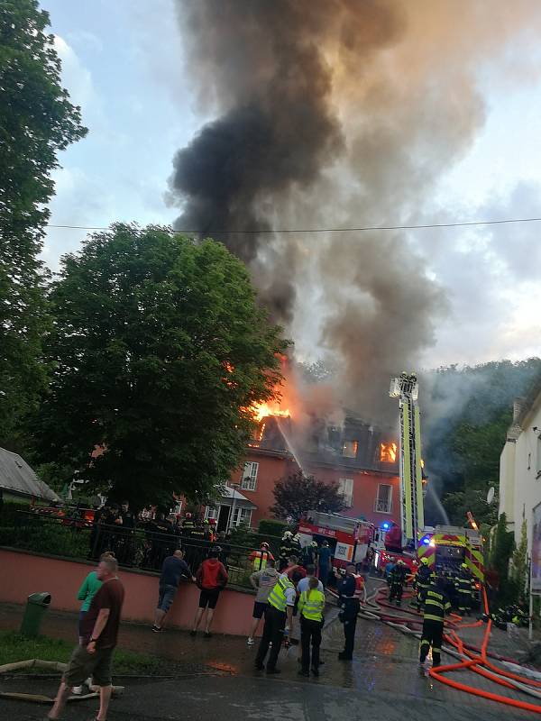 Požár v Domově Alzheimer Roztoky u Prahy 1. června 2022.