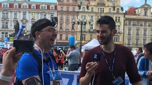 Alex Trejtnar doběhl Pražský maraton v čase šesti hodin, poslední desítku kilometrů zdolával kombinací běhu a chůze.