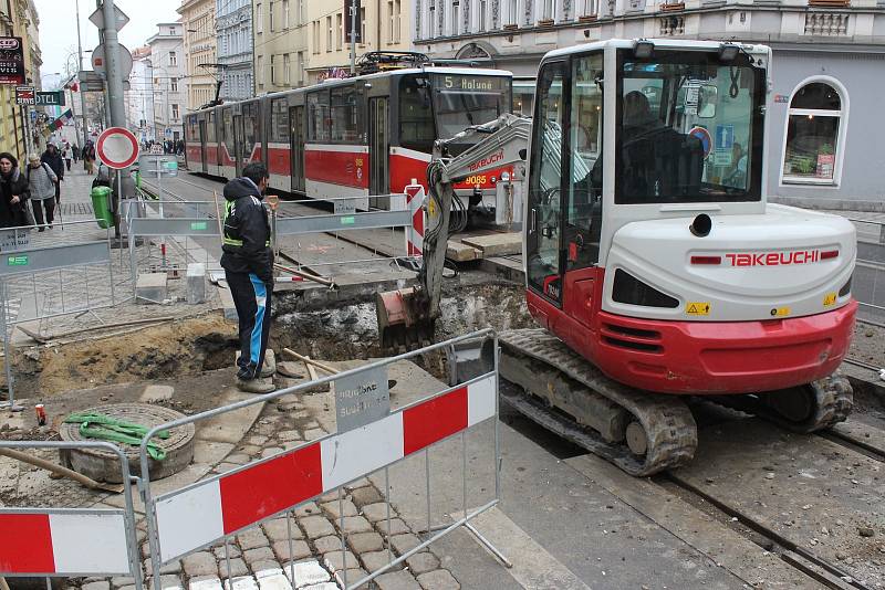 Výluka tramvají v Seifertově ulici v Praze 3 - havarijní oprava vodovodu.