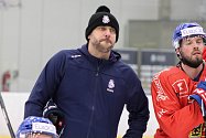 Česká hokejová reprezentace se před přípravnými zápasy v Karlových Varech sešla na ledě v Říčanech. Ondřej Pavelec