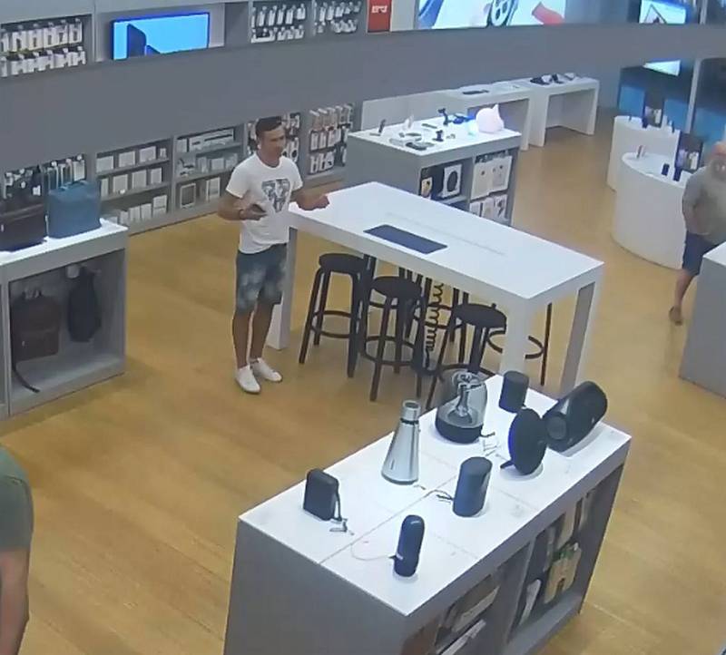 Podezřelý muž v prodejně.