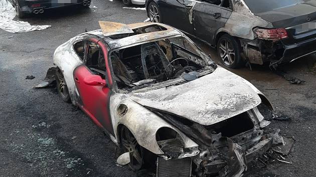 Půl druhého milionu korun spolykaly plameny při požáru osobního auta, které shořelo v noci na neděli v Dolních Břežanech na Praze-západ.