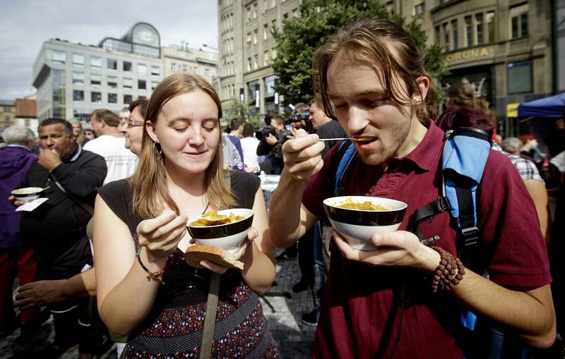 Oběd zdarma pro tisíc lidí, který upozornil na plýtvání jídlem, proběhl 10. září v Praze. Akci pořádala skupina „Zachraň jídlo“. Tisíc porcí jídla se uvařilo z potravin, které by supermarkety musely zbytečně vyhodit. 