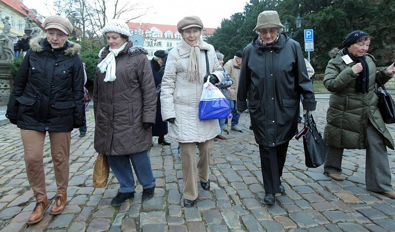 Vánoční projížďka Prahou pro seniory, kterou uspořádalo občanské sdružení Život 90