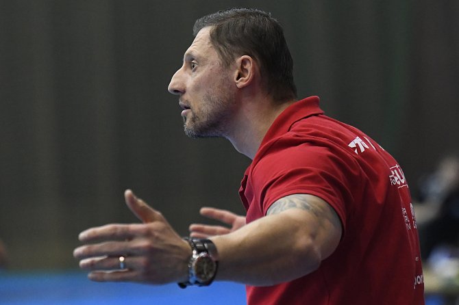 Trenér Daniel Čurda při zápase házenkářů Dukly Praha hecuje své svěřence.