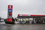 Jeden z typických obrázků na pumpách v kraji: benzin vysoko nad 40 korun. 