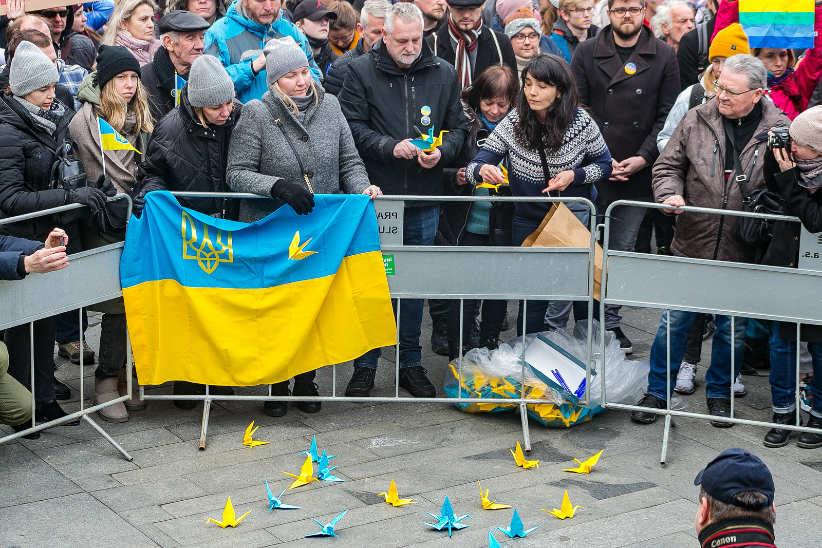 Desetitisíce lidí vyjádřily podporu Ukrajině. Vystoupil i ukrajinský  velvyslanec - Pražský deník