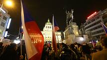Od Národního divadla dorazili demonstranti 17. listopadu 2020 zpět k soše svatého Václava.
