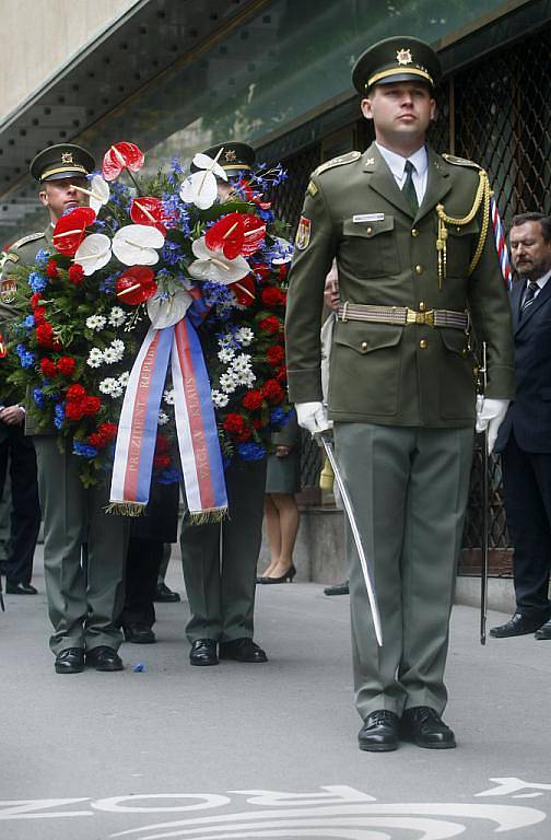 Před budovou Českého rozhlasu ve Vinohradské ulici v Praze se 5. května 2010 uskutečnil pietní akt k 65. výročí květnového povstání českého lidu a konce druhé světové války.