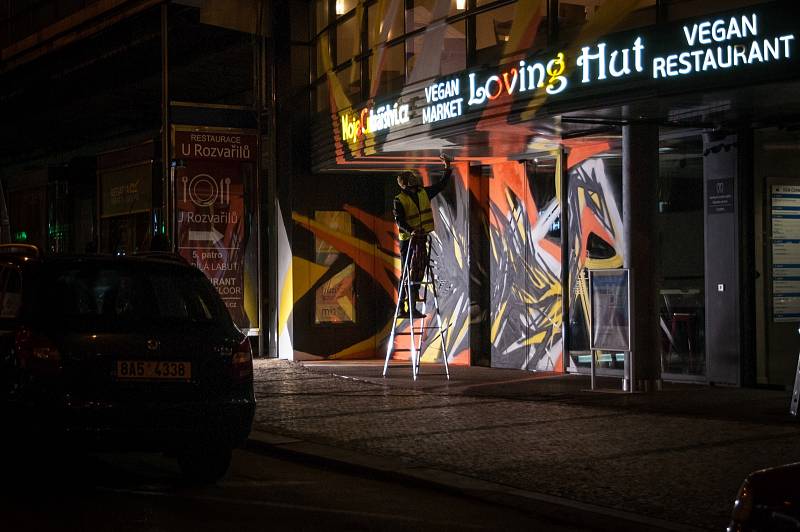Některé budovy v centru Prahy pokrylo graffiti. Akce má upozornit na nedostatek legálních ploch pro street art. Většina z maleb zůstane dočasně.
