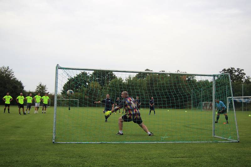 Zaměstnanecká liga Deníku: Pražské kolo na hřišti v Čakovicích.