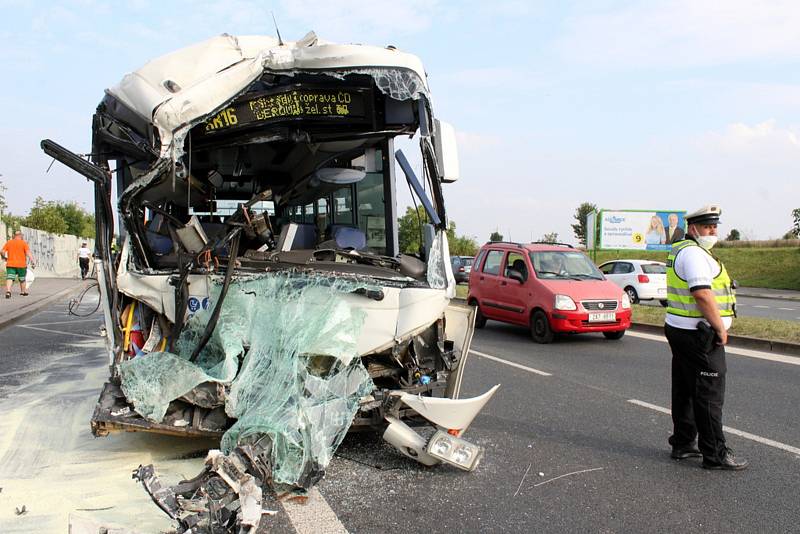 Nehoda autobusů v ulici K Barrandovu 7. září 2021.