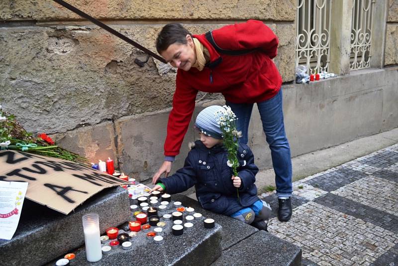 Oslavy 26. výročí Sametové revoluce 17. listopadu v Praze na Albertově.