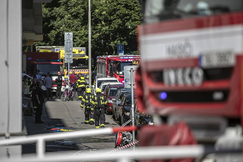 V pražské Strojnické ulici došlo 1. 7. 2020 k požáru a výbuchu v bytě. Hasiči vyhlásili druhý stupeň poplachu a evakuovali obyvatele domů.