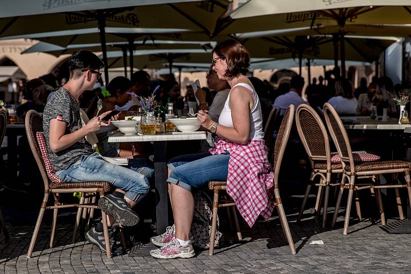 Zahrádky u restaurací v centru Prahy 21. srpna 2019.