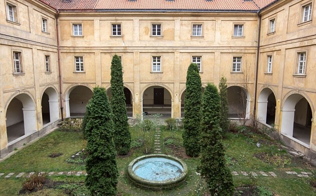 Hostel v klášteře dominikánů v Praze.
