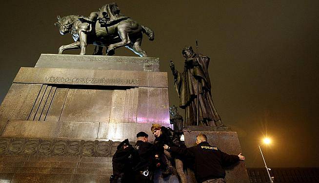 Mladík vylezl 17. listopadu na sochu sv. Václava na pražském Václavském náměstí. Zatkla ho policie.