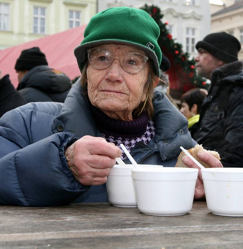 Rozlévání rybí polévky na Staroměstském náměstí