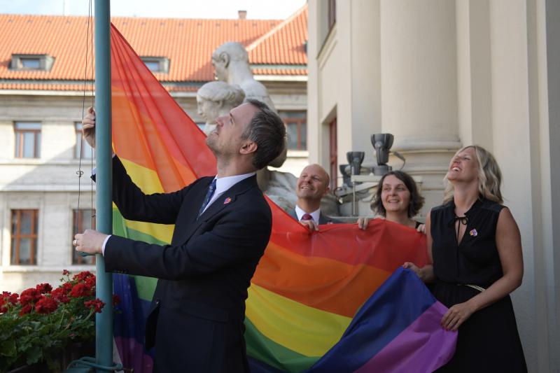 Nemusíme nic skrývat. Radní jsou díky duhové vlajce spojenci LGBT komunity  - Pražský deník