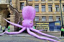 Ekologická organizace Greenpeace nafoukla maketu chobotnice šeříkové, aby upozornila na nebezpečí hlubokomořské těžby a nutnost její regulace.