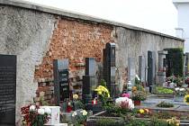 Naklánějící se obvodová zeď na hřbitově Jinonice, u které hrozí pád do hřbitova a sesun přidružené vozovky.