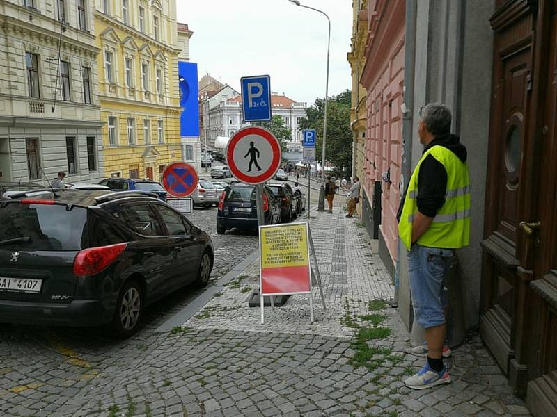 V Praze pokračuje natáčení špionážního thrilleru Gray Man s Ryanem Goslingem a Chrisem Evansem v hlavních rolích. Jde o nejdražší projekt streamovací služby Netflix.