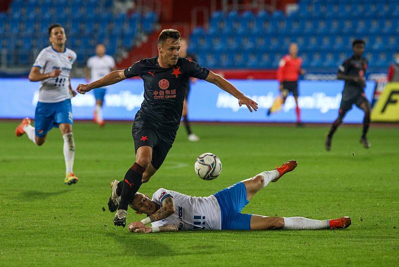 Utkání 6. kola fotbalové Fortuna ligy: FC Baník Ostrava - Slavia Praha, 4. října 2020 v Ostravě. Stanislav Tecl ze Slavie, Jiří Fleišman z Ostravy.