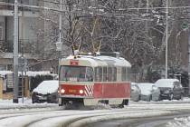 Pluhová tramvaj musela do akce kvůli sněhu v Praze.