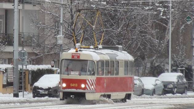 Prahu zasypal sníh a do akce musela pluhová tramvaj. Podívejte se - Pražský  deník