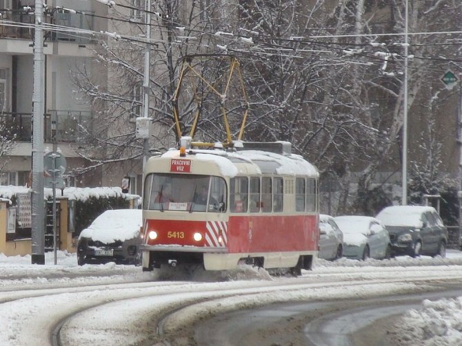 Pluhová tramvaj musela do akce kvůli sněhu v Praze.