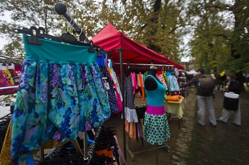 Dyzajn market na piazettě Národní divadla a Střeleckém ostrově v Praze.