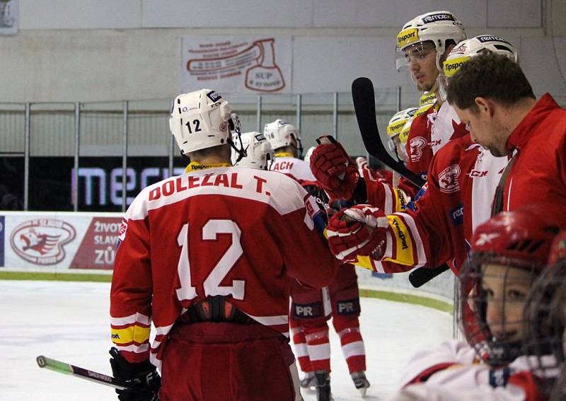 Druhé kolo playout v hokejové extralize:  HC Slavia Praha - HC Energie Karlovy Vary 2:4 (2:1, 0:1, 0:2).