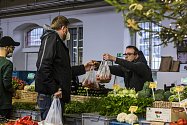 Ve vyhlášené hale 22 v pražských Holešovicích prodává na 50 farmářů a prodejců ovoce, zeleninu nebo pečivo.