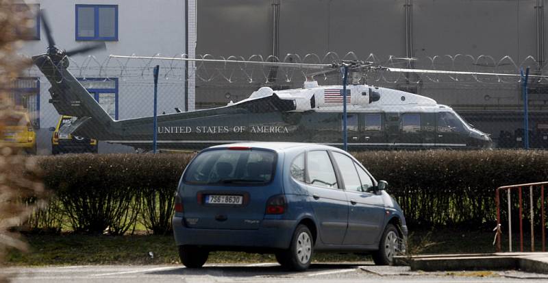 Helikoptéra doprovázející amerického prezidenta Baracka Obamu na jeho cestě po Evropě na starém ruzyňském letišti, kde se 4. dubna 2009 očekával přílet vládního speciálu Air Force One s americkým prezidentem na palubě.