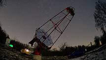 Čerenkovův teleskop SST-1M v noci.
