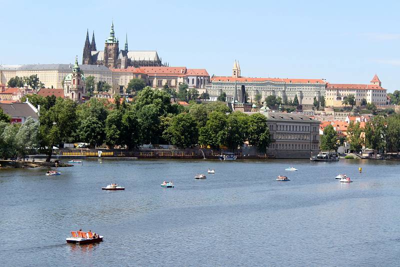 Tropické počasí v  Praze v neděli 19. června 2022.