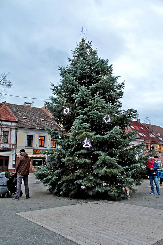 Vánoční výzdoba na benešovském Masarykově náměstí, 2020.