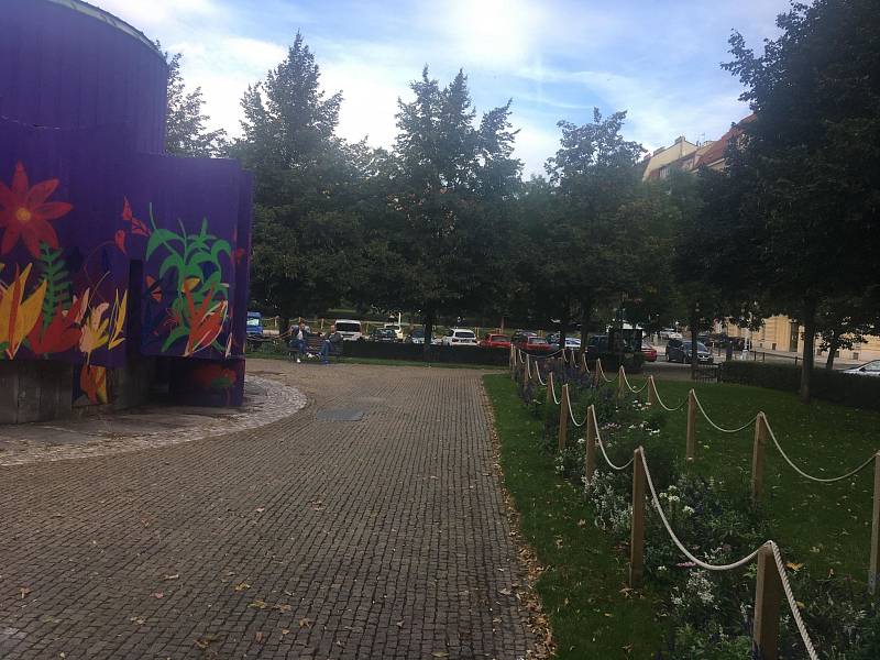 Přemalovaný výdech z metra na náměstí 14. října v Praze vyvolal pobouření místních. Umělci z týmu Attract situaci řeší s památkáři.