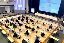 Zastupitelé Prahy 3 byli zaskočeni pokynem z ministerstva vnitra, že kvůli opatřením proti šíření covid-19 musí skončit jednání do 21 hodin.