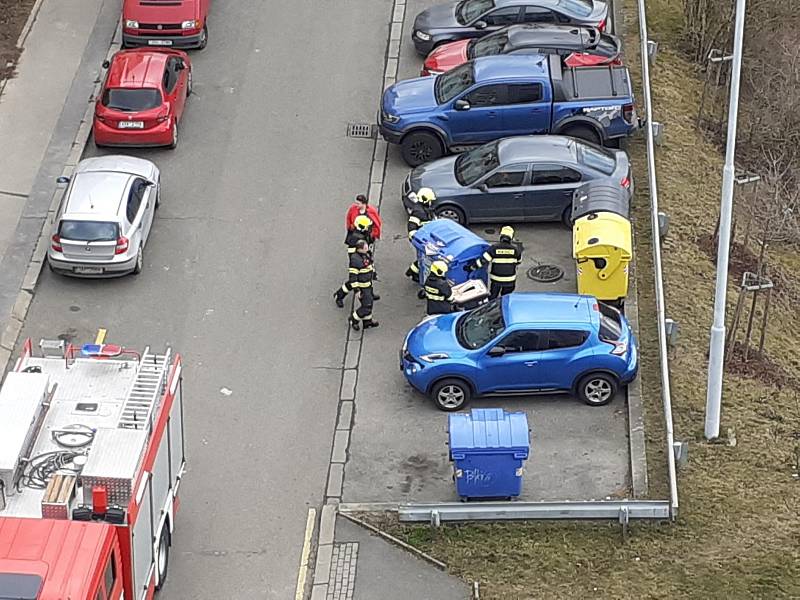 Pražští hasiči v neděli po poledni zasahovali v Řepích, kde si vichr pohrával s kontejnery na dopad.