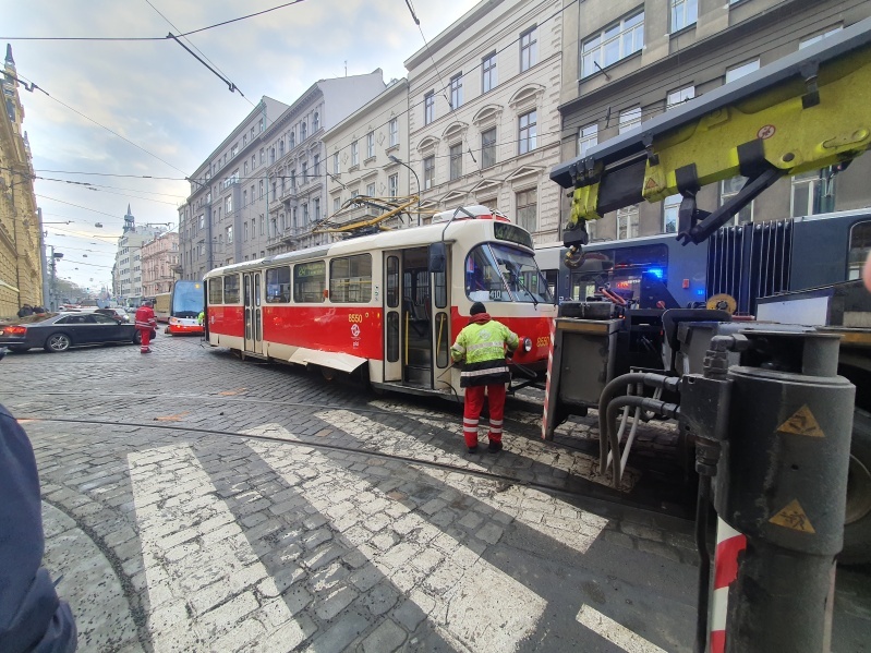 OBRAZEM: V centru Prahy vykolejila tramvaj. Skončila až na chodníku -  Deník.cz