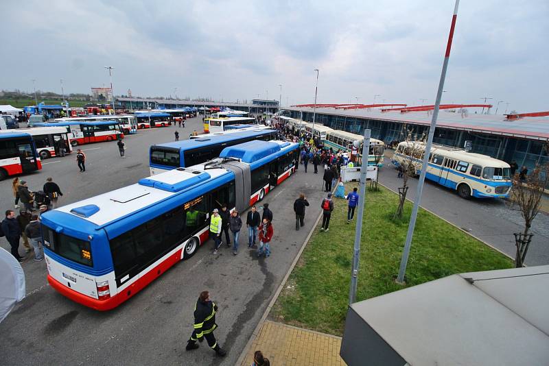 Autobusový den Pražské integrované dopravy 2019 v Letňanech.