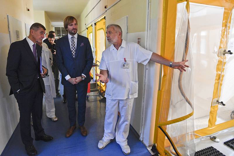 Zleva předseda vlády Andrej Babiš (ANO) společně s ministrem zdravotnictví Adamem Vojtěchem (za ANO) navštívil 16. října 2019 pražskou Nemocnicí Na Bulovce.
