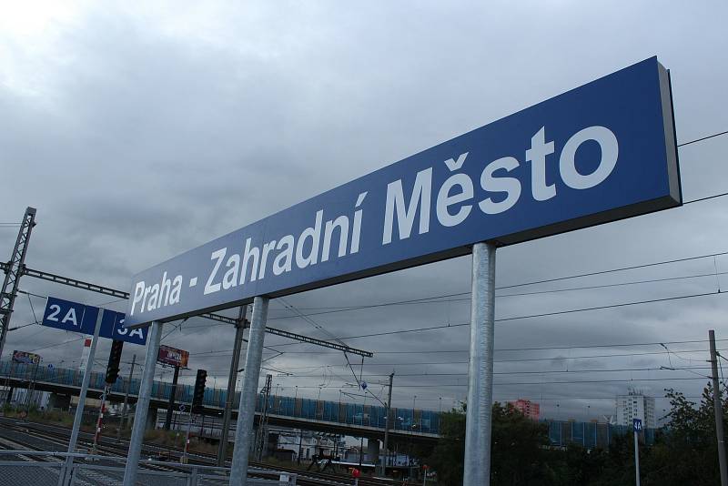 Praha - Zahradní Město - slavnostní otevření s mezizastávkou ve Vršovicích.