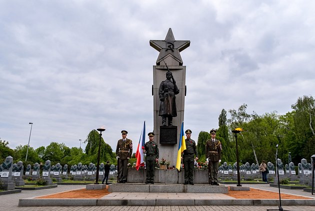 Podívejte se: Politici na Olšanech uctili vojáky padlé při 2. světové válce