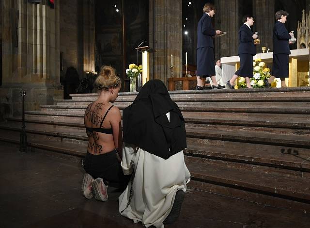 Aktivistka Aneta Petani narušila mši celebrovanou kardinálem Dominikem Dukou v katedrále sv. Víta, Václava a Vojtěcha.