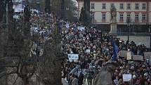 Protestní pochod Prahou proti premiérovi Andreji Babišovi (ANO) se konal 17. listopadu. Na snímku prochází přes Karlův most.