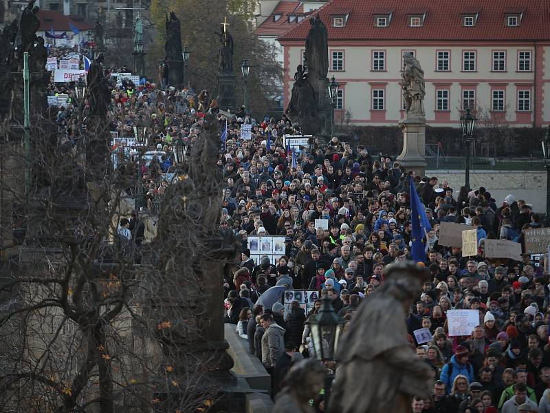 Protestní pochod Prahou proti premiérovi Andreji Babišovi (ANO) se konal 17. listopadu. Na snímku prochází přes Karlův most.