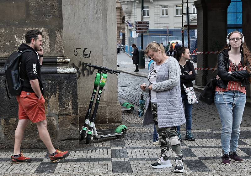 Elektrické koloběžky Lime v Praze.